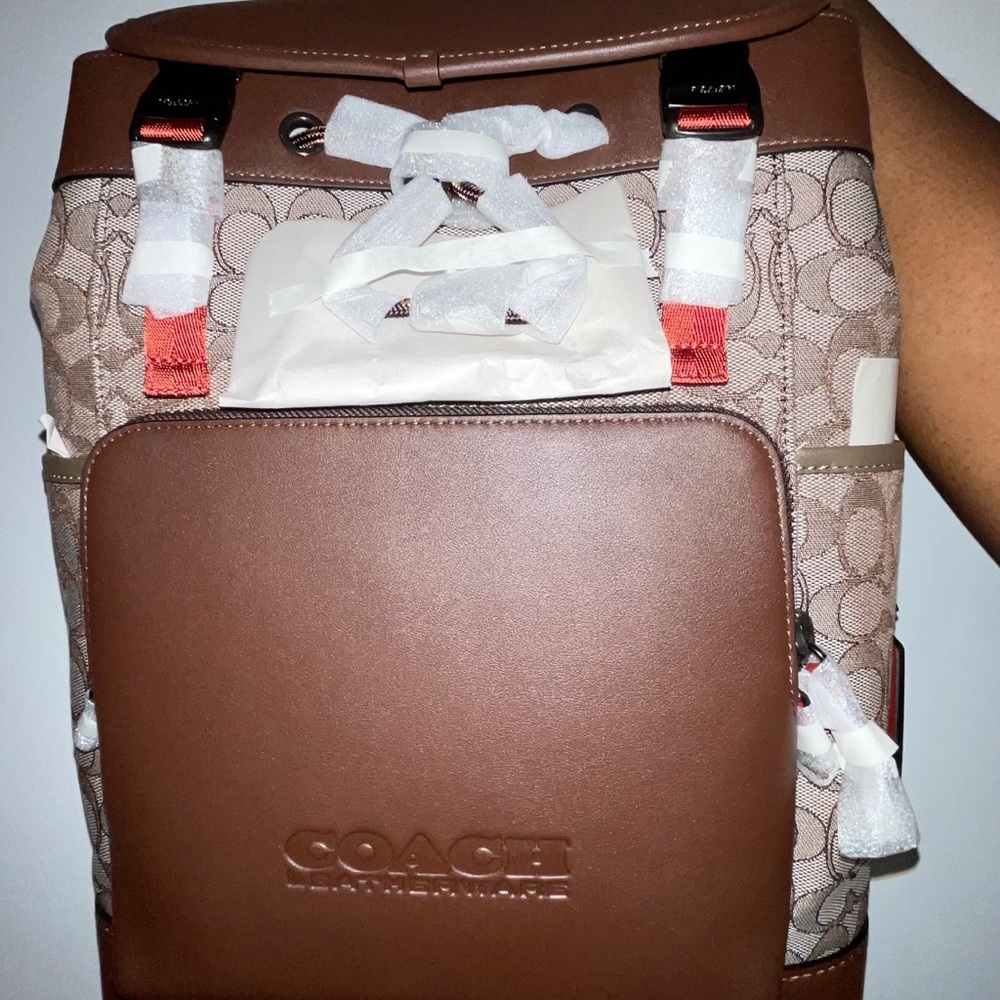 Coach men backpack

League Flap Backpack 

COLOR:JI/Oak/Maple - Picture 3 of 3